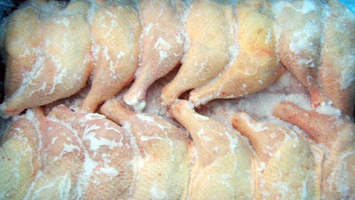 مرغ وارداتی برای تنظیم بازار طی روز‌های آینده می‌رسد